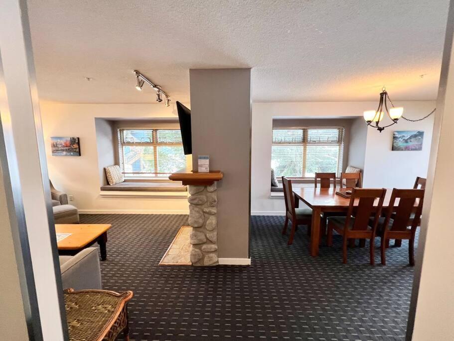 In/out 2 Bedroom W/ Pool, Jacuzzi, Parking * Whistler